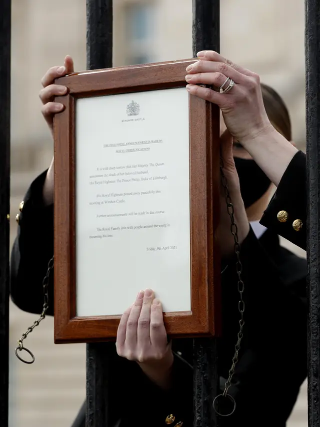 Pigura berisi informasi kematian Pangeran Philip.  (AP Photo/Matt Dunham)