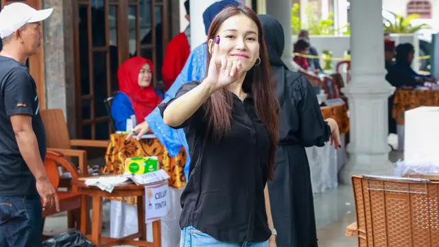 Ayu Ting Ting nyoblos (Kapanlagi/M Akrom Sukarya)