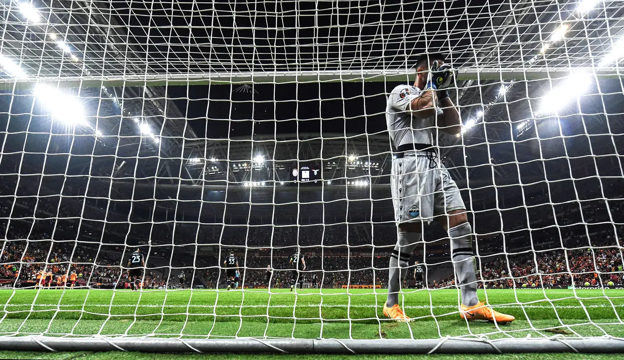 Gol baru tercipta di menit ke-67. Kiper Lazio, Thomas Strakosha melakukan blunder saat mengantisipasi bola sapuan rekannya sendiri yang melambung tinggi di atas mistar dan malah menjadi gol untuk tuan rumah. (AFP/Ozan Kose)