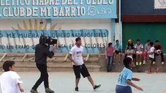 Bintang Sepak Bola David Beckham bermain bola bersama anak-anak untuk pembuatan film Dokumenter di Buenos Aires, Senin (9/11/2015).  (AFP Photo/FIXER-ARGENTINA/Macarena Galiardi)
