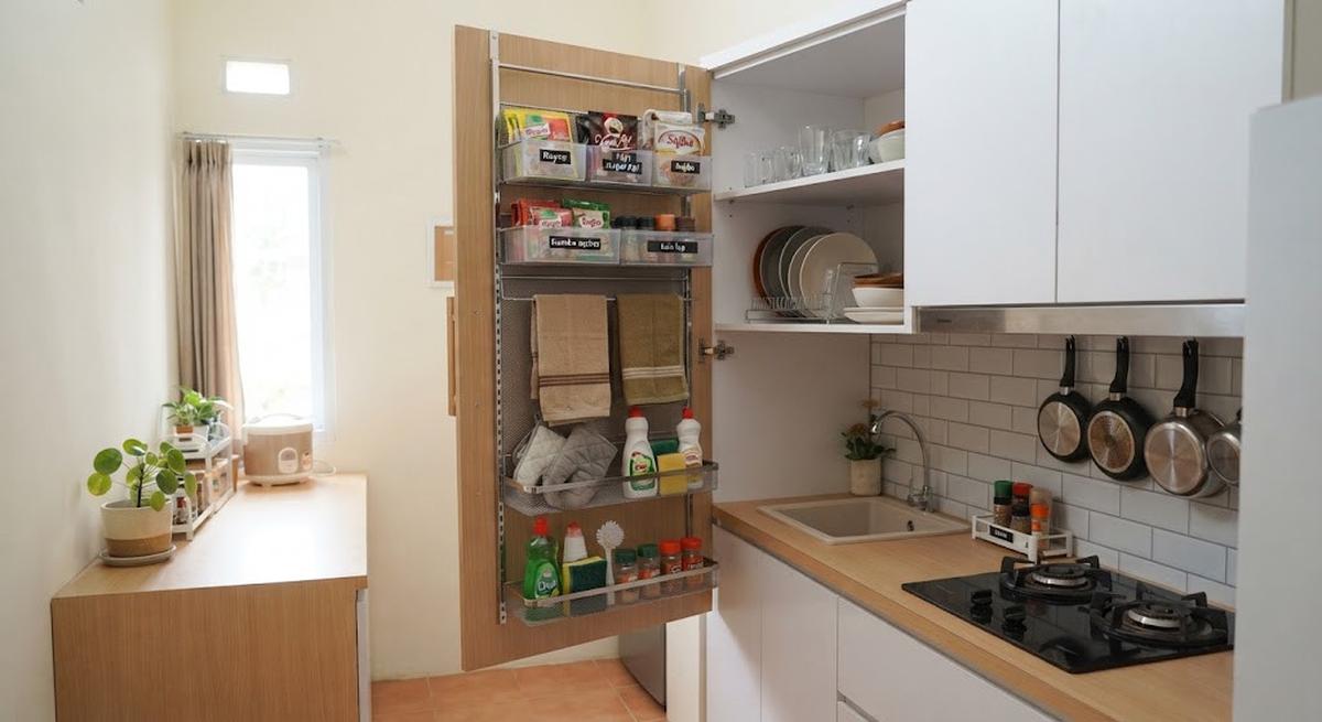 Tempat penyimpanan dapur minimalis modern yang cocok untuk rumah tipe kecil model organizer pintu kabinet untuk barang-barang kecil