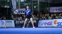 Selebritas Indonesia, Michele Joan berusaha mengembalikan bola ke lawan dalam laga semifinal ganda putri padel Turnamen Olahraga Selebriti Indonesia (TOSI) Season 4 di GOR UNJ, Jakarta, Minggu (02/11/2025). (Bola.com/Bagakara Lazuardi)