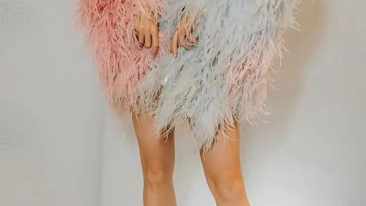 6 Gaya Cinta Laura Bergaun Mini dan Selendang Bulu di JFW 2025, Bak Model Victoria's Secret