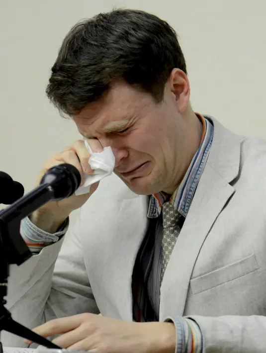 Otto Frederick Warmbier saat melakukan konfernsi pers terkait kasus dirinya di Korea Utara, (29/2). Pamflet berisi pesan propaganda pemerintah Korut di hotelnya dan menyembunyikannya di tas untuk ia bawa ke AS. (REUTERS/KCNA)