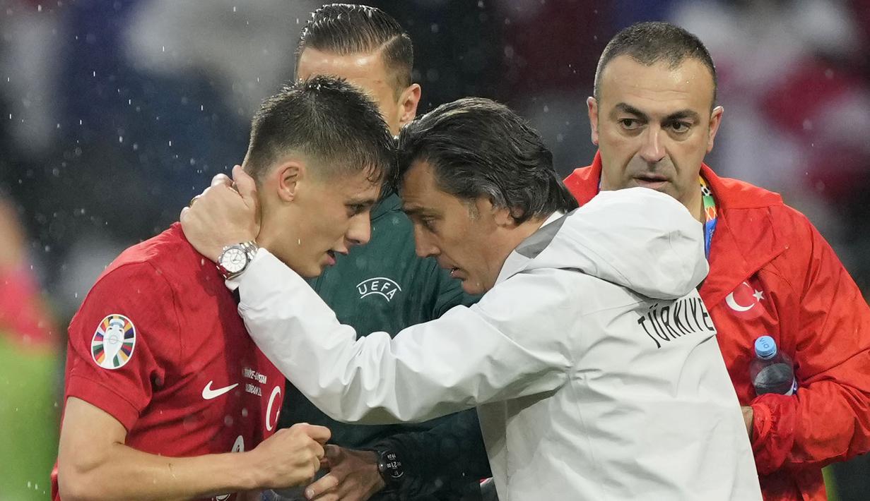 Para pemain Turki lebih terpacu semangatnya untuk memberikan hadiah kemenangan bagi Sang Pelatih. Hal itu disampaikan bintang muda Real Madrid, Arda Guler, yang malam itu mencetak gol. (AP Photo/Martin Meissner)