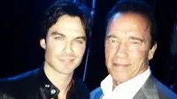 Ian Somerhalder merasa begitu gembira ketika bisa berfoto bareng bintang laga Arnold Schwarzenegger.