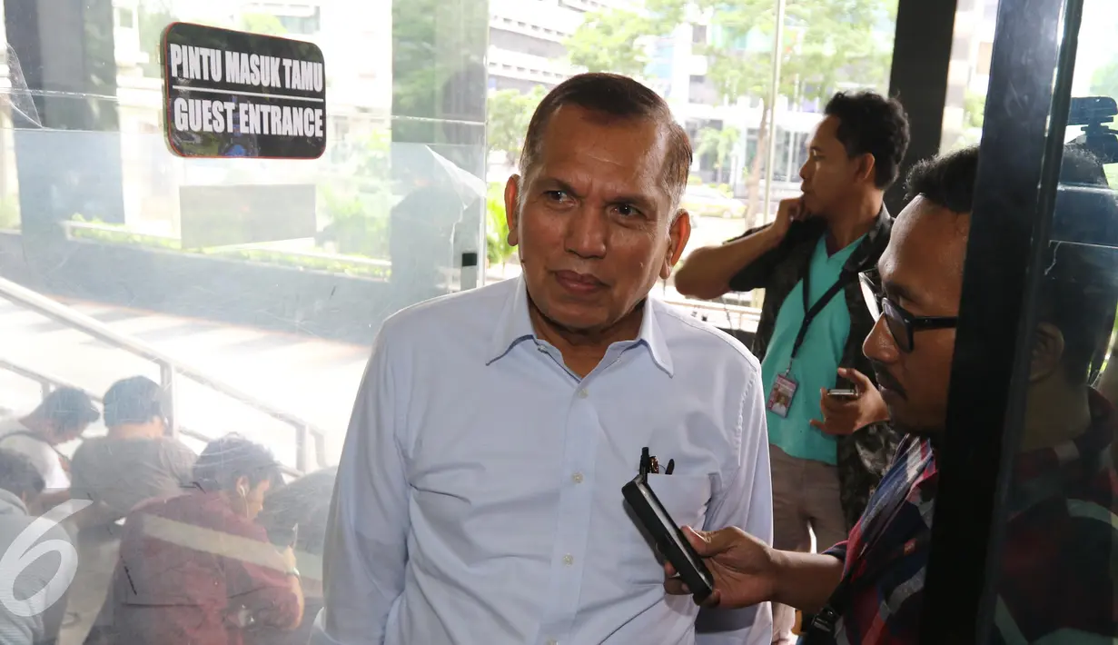 Mantan Ketua Komisi II DPR periode 2009-2014 Chairuman Harahap tiba di Gedung KPK untuk menjalani pemeriksaan di Jakarta, Selasa (11/10). Pemeriksaan itu terkait kasus dugaan korupsi pengadaan KTP Elektronik tahun 2011-2012. (Liputan6.com/Helmi Affandi)