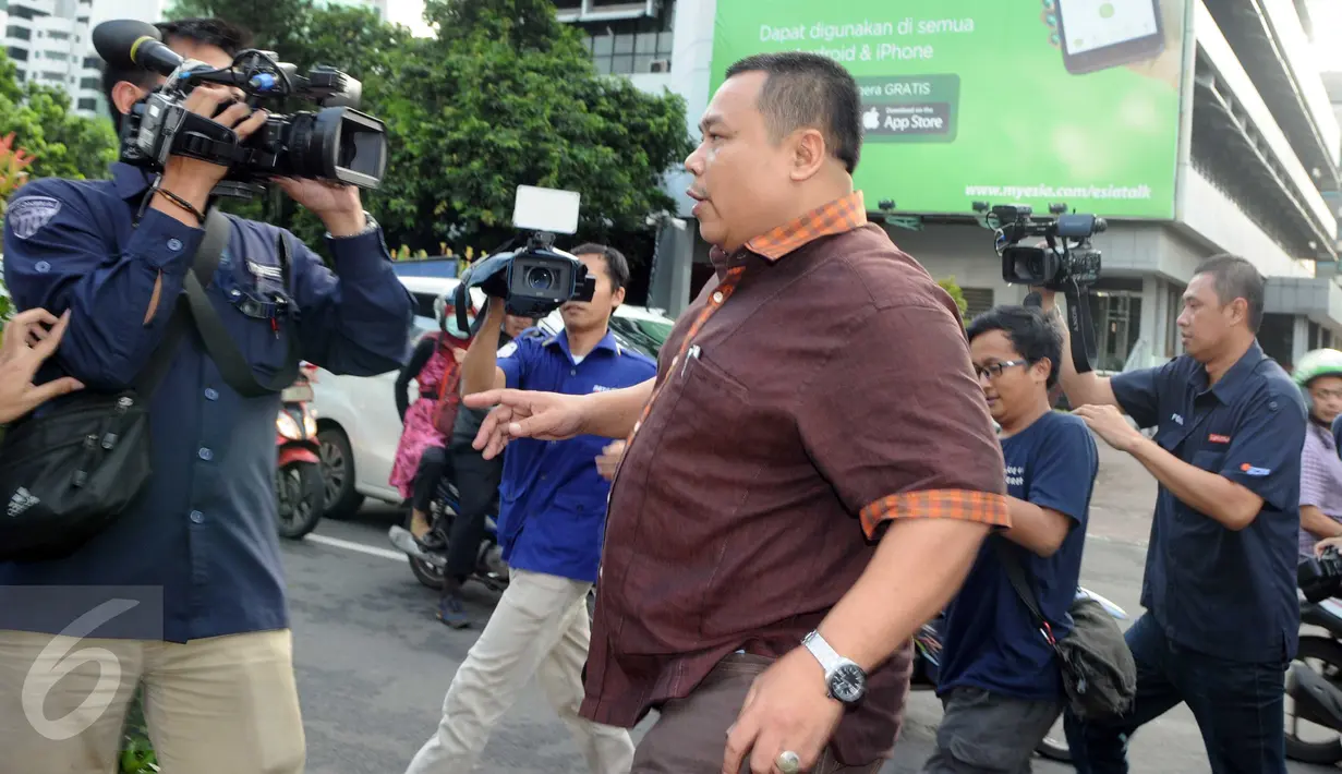 Anggota Komisi V DPR F-PKB, Fathan Subchi menghindari awak media usai pemeriksaan sebagai saksi terkait kasus Damayanti Wisnu Putranti, di KPK, Jakarta, Kamis (25/2). Fathan diperiksa sebagai saksi untuk tersangka Abdul Khoir (Liputan6.com/Helmi Afandi)