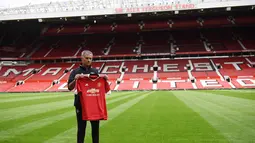 ose Mourinho berfoto dengan jersey Manchester United saat perkenalan di Stadion Old Trafford, Manchester, (5/7/2016). (AFP/Oli Scarff)
