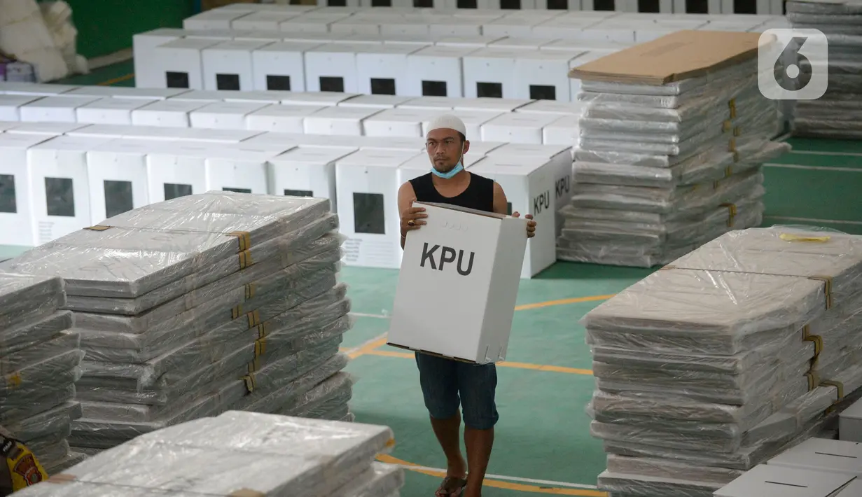 Petugas membawa kotak suara yang mulai distribusikan ke Kantor Kecamatan Pondok Aren, Kota Tangerang Selatan, Banten, Rabu (2/12/2020). Logistik Pilkada Tangsel tersebut seperti kotak suara, bilik suara dan alat pelindung diri (APD). (merdeka.com/Dwi Narwoko)