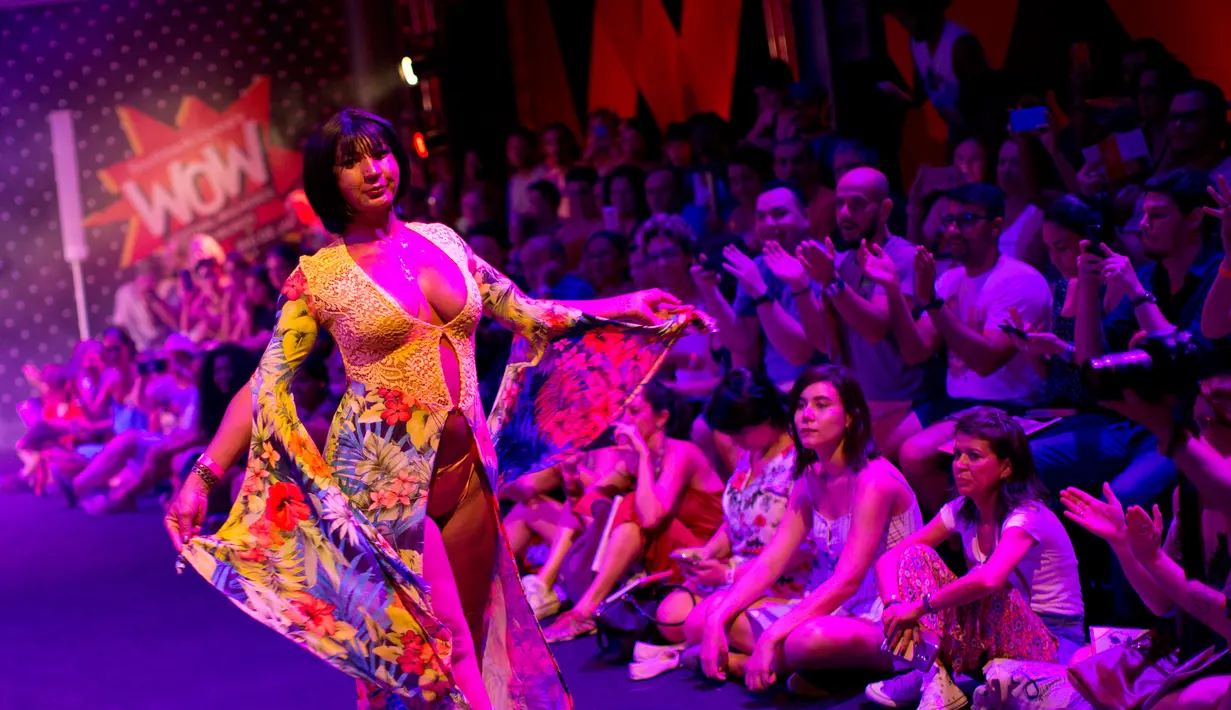 Pekerja seks memamerkan busana koleksi Daspu dalam Festival Wanita Sedunia di Rio de Janeiro, Brasil, Minggu (18/11). Daspu merupakan rumah mode yang didirikan dan dijalankan oleh para pelacur kota. (AP Photo/Silvia Izquierdo)