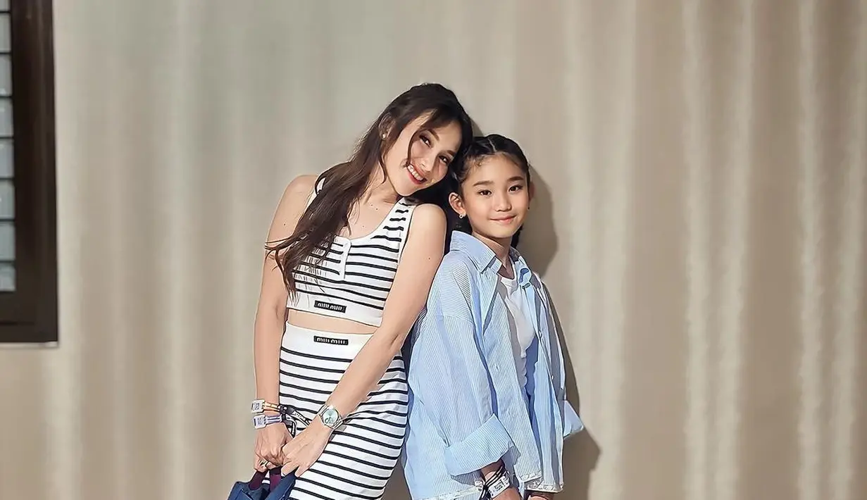 Sedangkan Bilqis tampil manis dengan tank top putih, ditumpuknya dengan oversized shirt biru dan rok pendek yang serasi dengan kemejanya, kaus kaki dan sneakers putih. [Foto: Instagram/ayutingting92]