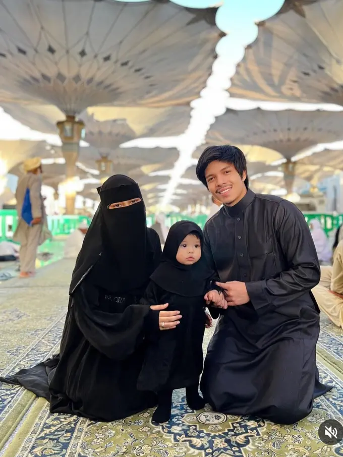 Aurel Hermansyah gunakan cadar saat umrah