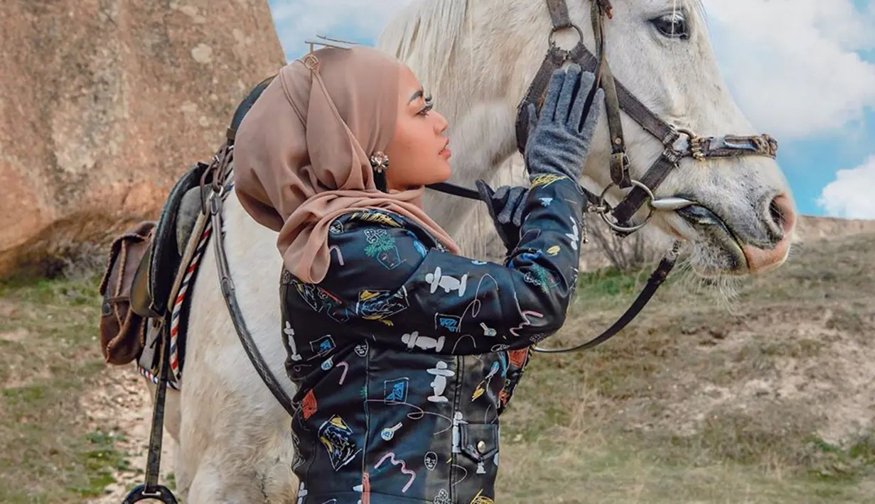 Selain berparas cantik, Rachel Vennya dikenal pandai memadu padankan busana. Seperti kali ini ia tampak mengenakan atasan jaket motif berwarna hitam dan kerudung coklat susu. Gaya ibu dua anak ini tampak kasual dan stylish. (Liputan6.com/IG/@rachelvennya)