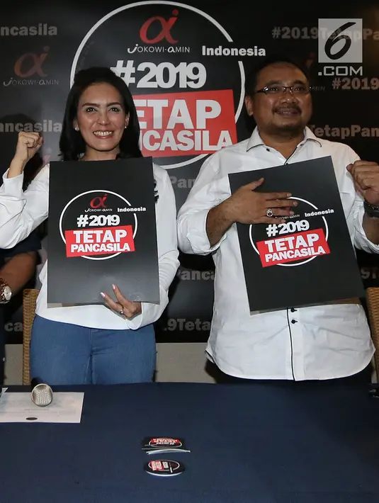 Ketua Nasional Relawan Tim Alpha, Rieke Diah Pitaloka (kiri) bersama Ketua Umum GP Anshor Yaqut Cholil Qaumas (kanan) saat meluncurkan #2019TetapPancasila di Jakarta, Kamis (13/9). (Merdeka.com/Arie Basuki)