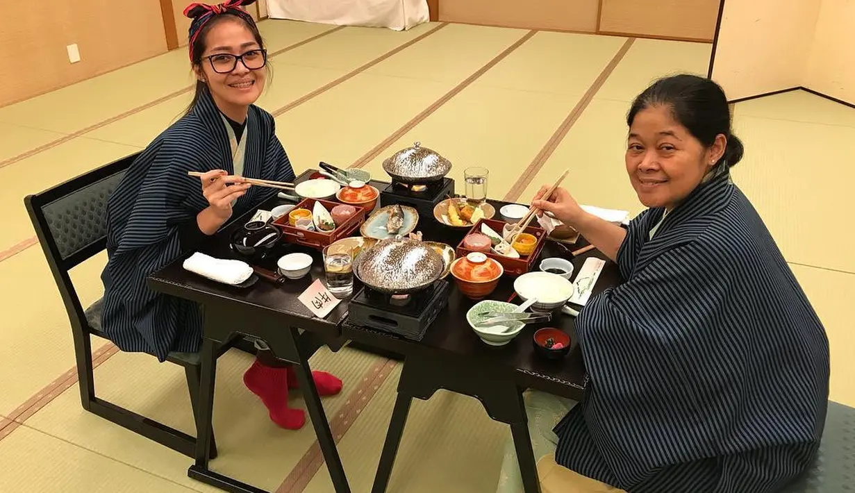 Rona bahagia pun terpancar dari wajah Gracia dan ibundanya saat menikmati makanan khas Jepang. Bahkan, ia berniat akan menghabiskan masakan yang disajikan di hadapannya tersebut. (Instagram/graciaz14)