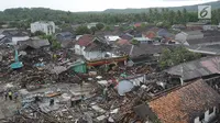 Pemandangan dari udara kawasan pemukiman nelayan di Kampung Sumur Pesisir, Pandeglang, Banten, Selasa (24/12). Gelombang tsunami menerjang daratan dan merusak sejumlah bangunan. (Merdeka.com/Arie Basuki)