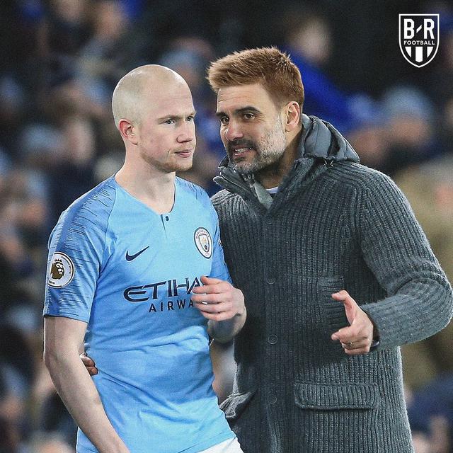 Foto Editan Pemain Bertukar Gaya Rambut dengan Pelatih