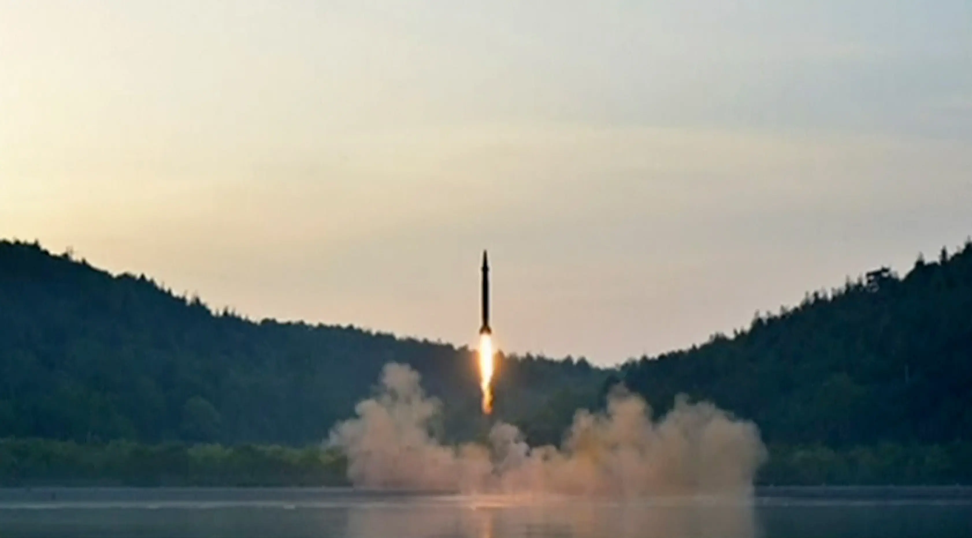 Peluncuran rudal balistik terbaru milik Korea Utara, Selasa (30/5). Uji coba balistik yang berlangsung sukses ini diklaim telah menggunakan sistem kendali yang lebih akurat. (AP Photo/KCNA)