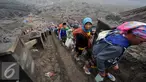 Warga suku Tengger mendaki Gunung Bromo untuk melaksanakan upacara Kasada, Probolinggo, Kamis (21/6). Di puncak Gunung Bromo warga akan melemparkan sesaji berupa hasil bumi sebagai wujud syukur pada Sang Hyang Widi. (Liputan6.com/Helmi Fithriansyah)
