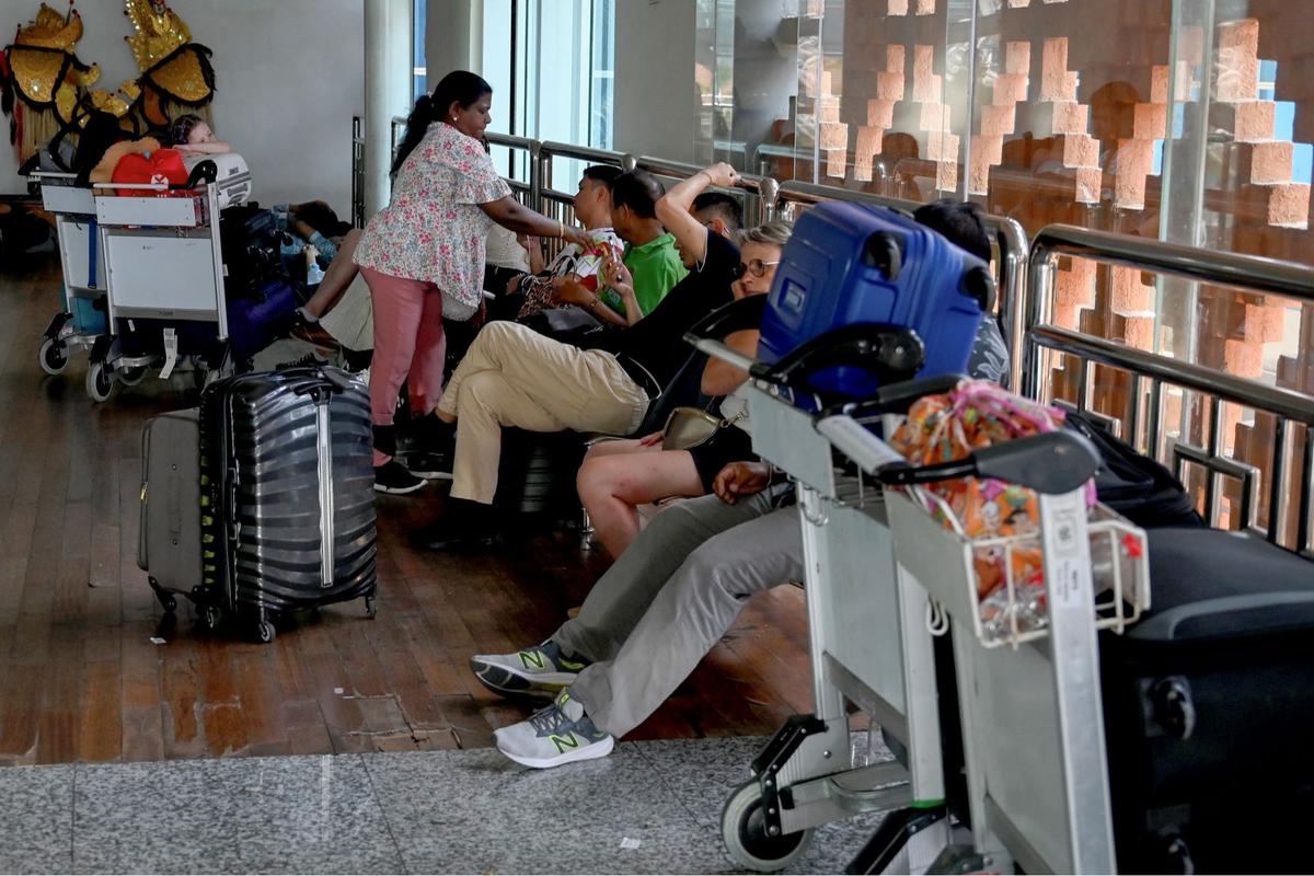 Suasana Bandara Ngurah Rai terdampak letusan Gunung Lewotobi Laki-Laki