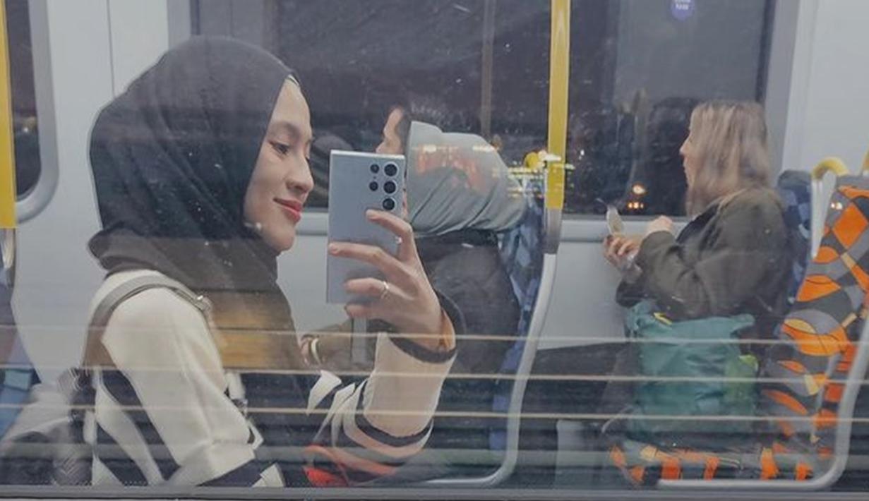 Tak hanya berkunjung ke kampus tercinta, Alyssa juga kenang momen di Melbourne, mulai dari tempat yang dulu pernah dikunjungi hingga naik transportasi umum. Lulus S1 di luar negeri di usia 19 tahun, Alyssa Soebandono bikin salut. Setelah lulus S1 tahun 2011, Alyssa melanjutkan S2 dengan beasiswa di LSPR Jakarta tahun 2012 dan berhasil raih gelar Magister Imu Komunikasi setelah 1,5 tahun berkuliah. (Liputan6.com/IG/@ichasoebandono)