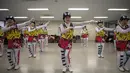 Sejumlah wanita lanjut usia yang tergabung dalam anggota cheerleaders Cheer Mommy berlatih di ruang latihan di Samcheok, Korsel (3/3). Dengan penuh semangat sekumpulan wanita lanjut usia mempraktekan gerakan layaknya seorang pemandu sorak. (AFP/Ed Jones)