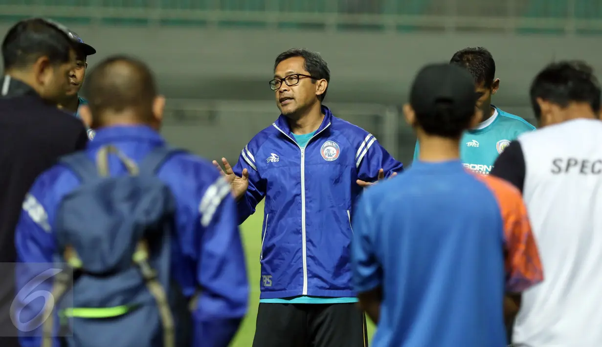 Pelatih Arema FC, Aji Santoso (tengah) memberi arahan saat latihan uji lapangan jelang final Piala Presiden 2017 di Stadion Pakansari, Kab Bogor, Jumat (10/3). Di final, Arema FC akan berlaga melawan PBFC, Minggu (12/3). (Liputan6.com/Helmi Fithriansyah)
