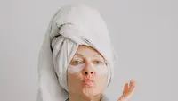 Berapa Lama Pakai Eye Mask? Ini Durasi Ideal dan Cara Pakai yang Benar