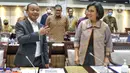 Menteri Keuangan Sri Mulyani (kanan) dan Menteri Investasi/Kepala Badan Koordinasi Penanaman Modal (BKPM) Bahlil Lahadalia (kiri) berbincang saat menghadiri Rapat Kerja (Raker) di Gedung Parleman, Jakarta, Kamis (8/12/2022). Raker membahas Rancangan Undang-Undang tentang Pengembangan dan Penguatan Sektor Keuangan (RUU PPSK). (Liputan6.com/Angga Yuniar)