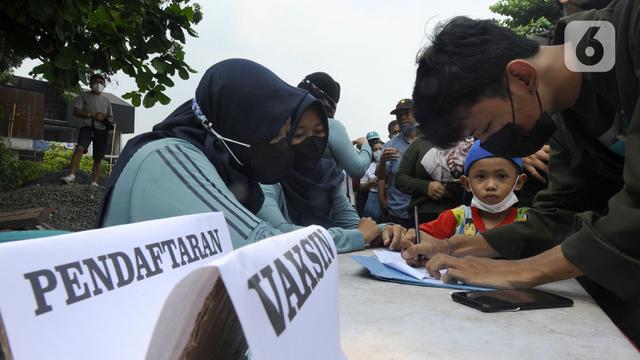 FOTO: Antusiasme Warga Jalani Vaksinasi Booster COVID-19