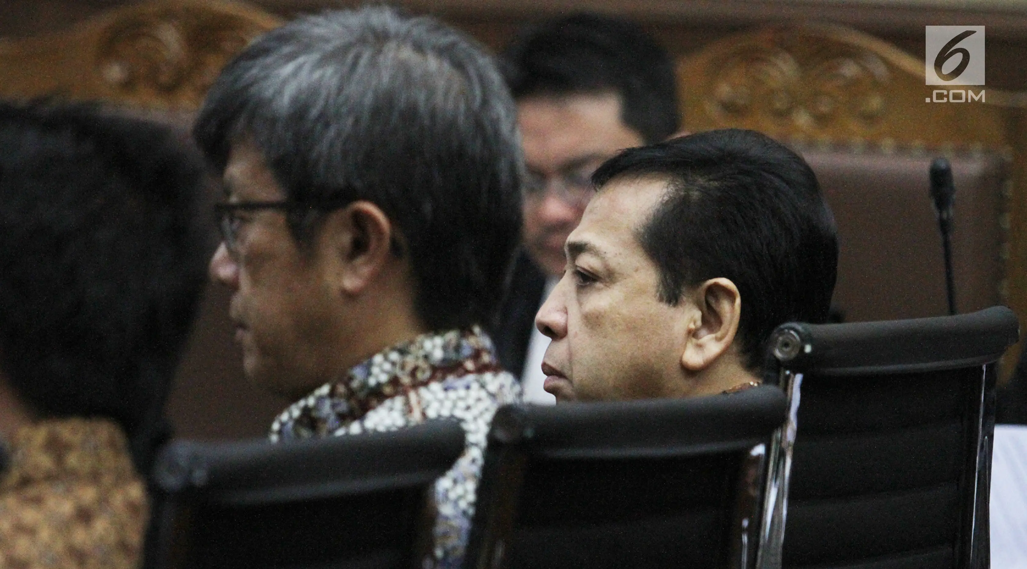 Ketua DPR Setya Novanto (kanan) mengikuti sidang kasus korupsi e-KTP di Pengadilan Tipikor Jakarta, Jumat (3/11). Dalam sidang tersebut, beberapa kali Setnov mengaku lupa saat ditanya hakim maupun jaksa penuntut umum. (Liputan6.com/Helmi Afandi)