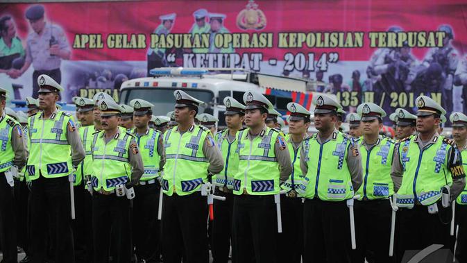 Polri gelar Apel Pasukan Operasi Ketupat 2014 untuk mengamankan jelang dan pasca lebaran di Lapangan Polda Metro Jaya, Jakarta, Senin, (21/7/14) (Liputan6.com/ Faizal Fanani)