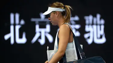 Petenis Rusia, Maria Sharapova meninggalkan lapangan setelah kalah dari Simona Halep dari Rumania pada  turnamen tenis China Terbuka di Diamond Court di Beijing, Rabu, (4/10). Sharapova kalah 6-2 6-2 dalam waktu 72 menit. (AP Photo/Mark Schiefelbein)