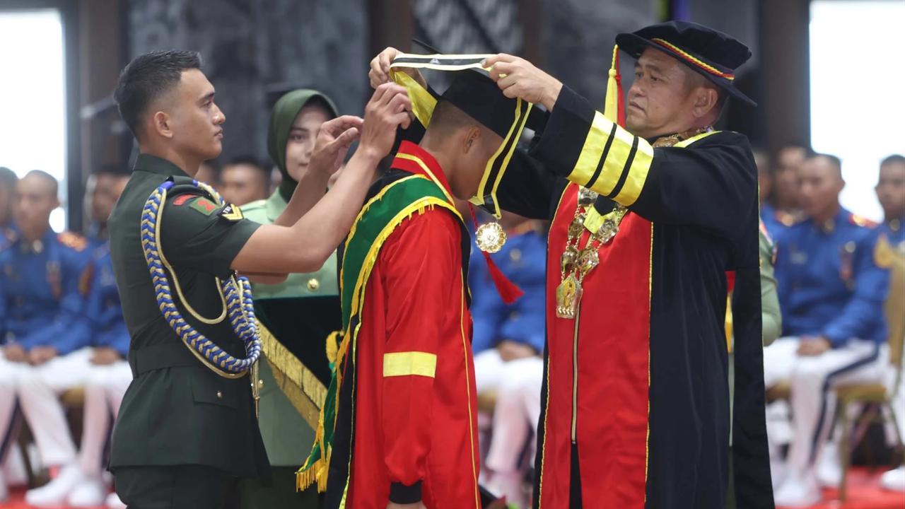 FOTO: Pelukan Haru Ibu Warnai Wisuda Perwira Remaja Akmil