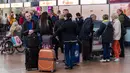 Penumpang menunggu informasi penerbangan di Bandara Brussels, Zaventem, Belgia, Rabu (13/2). Hingga saat ini Skeyes belum dapat memprediksi jumlah penumpang yang akan terimbas pembatalan penerbangan. (AP Photo/Geert Vanden Wijngaert)