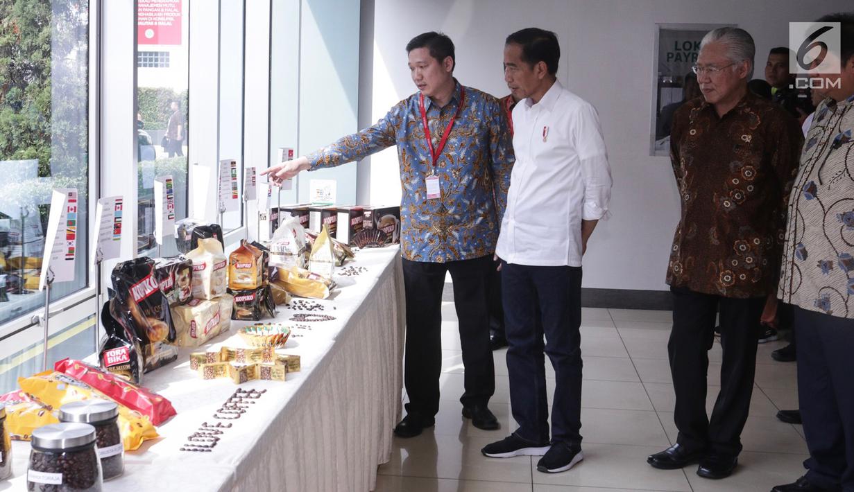 Presiden Jokowi didampingi President Direktur  PT Mayora Group Andre Atmadja melihat produk  Mayora di Cikupa Tangerang, Senin (18/2). Jokowi secara resmi melepas kontainer ekspor ke 250.000 ke Filipina. (Liputan6.com/Fery Pradolo)