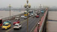 Pria di China Cegah 400 Orang Lebih untuk Bunuh Diri di Jembatan Nanjing. (dok.Instagram @travellous_hk/https://www.instagram.com/p/BcKkmZkF6ut/Henry)