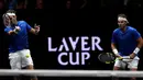 Roger Federer (kiri) mengembalikan bola saat berduet dengan Rafael Nadal melawan tim Dunia, Sam Querrey dan Jack Sock pada turnamen tenis Laver Cup di O2 Arena, Praha, Republik Ceska, (24/9/2017). Tim Eropa menang 15-9 atas tim Dunia. (AFP/Michal Cizek)