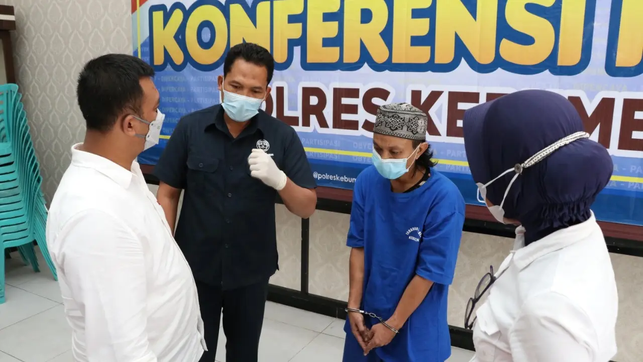 Polisi menangkap dukun cabul yang mengaku keturunan Majapahit dan punya 11 istri. (Foto: Liputan6.com/Humas Polres Kebumen)