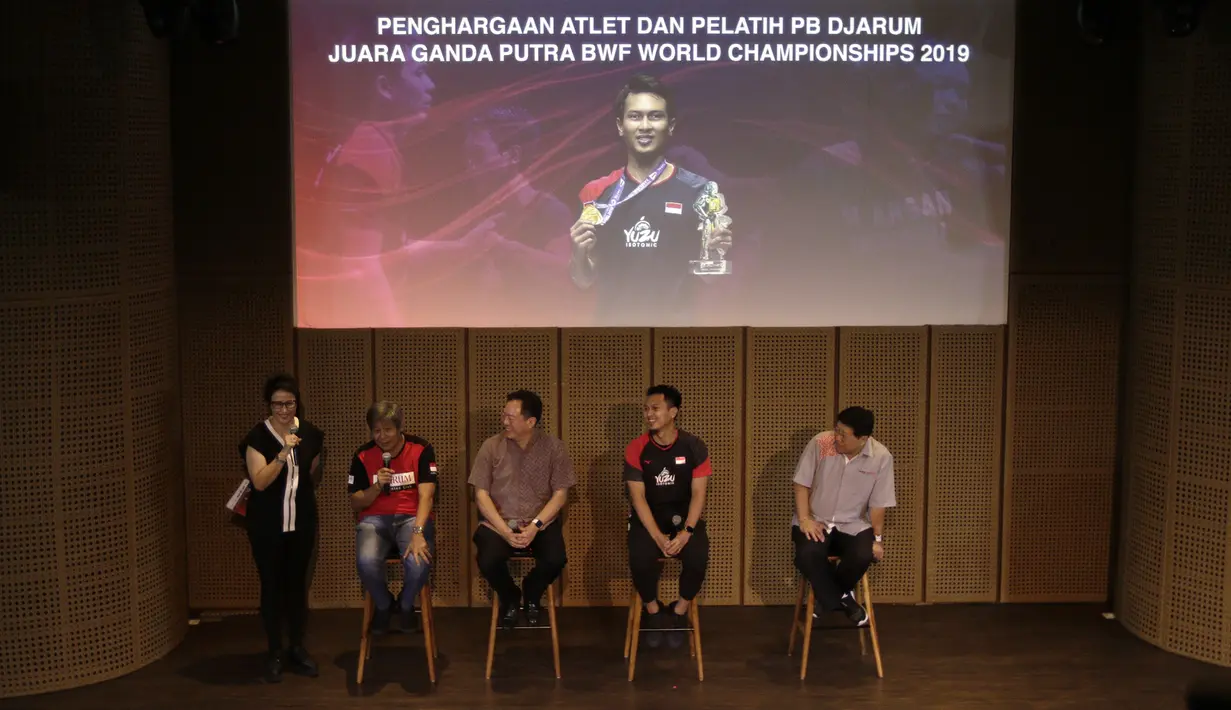 Atlet bulutangkis Indonesia, Mohammad Ahsan, saat konferensi pers pemberian apresiasi dari Drarum Foundation di Galeri Indonesia Kaya, Jakarta, Rabu (4/9). Djarum Foundation beri bonus Rp 550 juta untuk Ahsan. (Bola.com/Yoppy Renato)