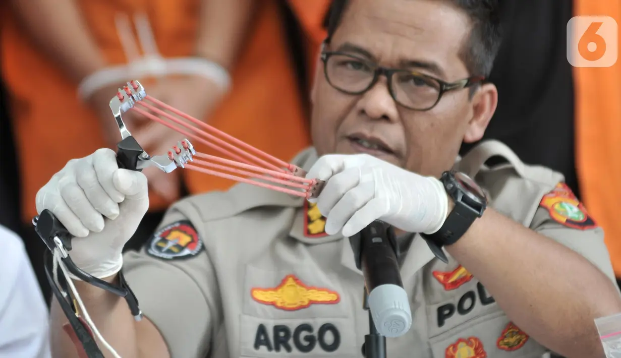 Kabid Humas Polda Metro Jaya Kombes Pol Argo Yuwono menunjukkan barang bukti ketapel saat rilis pengungkapan rencana tindak kejahatan dalam pelantikan presiden dan wakil presiden di Mapolda Metro Jaya, Jakarta, Senin (21/10/2019). Polisi menyita puluhan ketapel. (merdeka.com/Iqbal Zakharia)