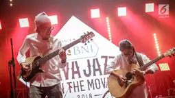 Musisi Endah N Rhesa saat tampil dalam Java Jazz on The Move di Jakarta, Kamis (15/2). Duo musisi ini baru merilis singel berjudul “Menua Bersama” dalam Java Jazz Festival (JJF) 2018 pada 2-4 Maret 2018 di Jiexpo Kemayoran. (Liputan6.com/Faizal Fanani)