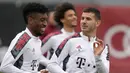 Pemain Bayern Munchen Lucas Hernandez (kanan) memberi isyarat di samping Kingsley Coman (kiri) saat sesi latihan di Munchen, Jerman, Selasa (19/10/2021). Bayern Munchen akan menghadapi Benfica pada pertandingan Grup E Liga Champions pada 20 Oktober 2021 waktu setempat. (AP Photo/Matthias Schrader)