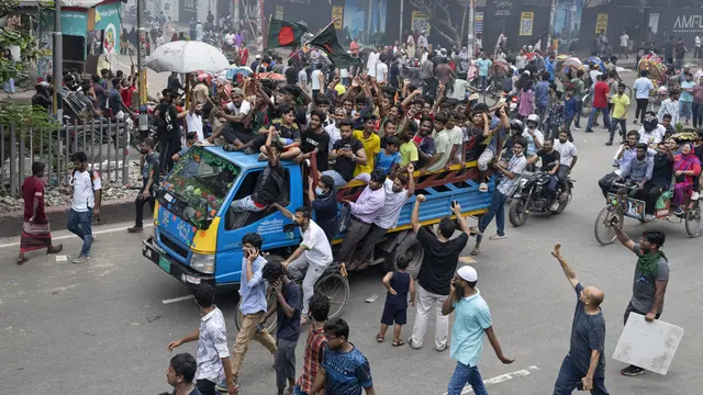 Pengunjuk rasa Bangladesh Merusak Patung Sheikh Mujibur Rahman