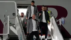 Gareth Bale (kanan) dari tim sepak bola nasional Wales tiba bersama rekan satu timnya jelang Piala Dunia 2022 di Bandara Internasional Hamad, Doha, Qatar, 16 November 2022. Wales akan memainkan pertandingan pertama mereka di Piala Dunia 2022 melawan Amerika Serikat pada 21 November. (AP Photo/Hassan Ammar)