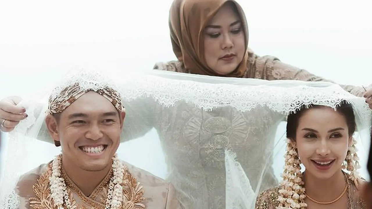 Berwajah Bule, Estelle Linden Tampil Ayu dengan Balutan Kebaya di Hari Pernikahan