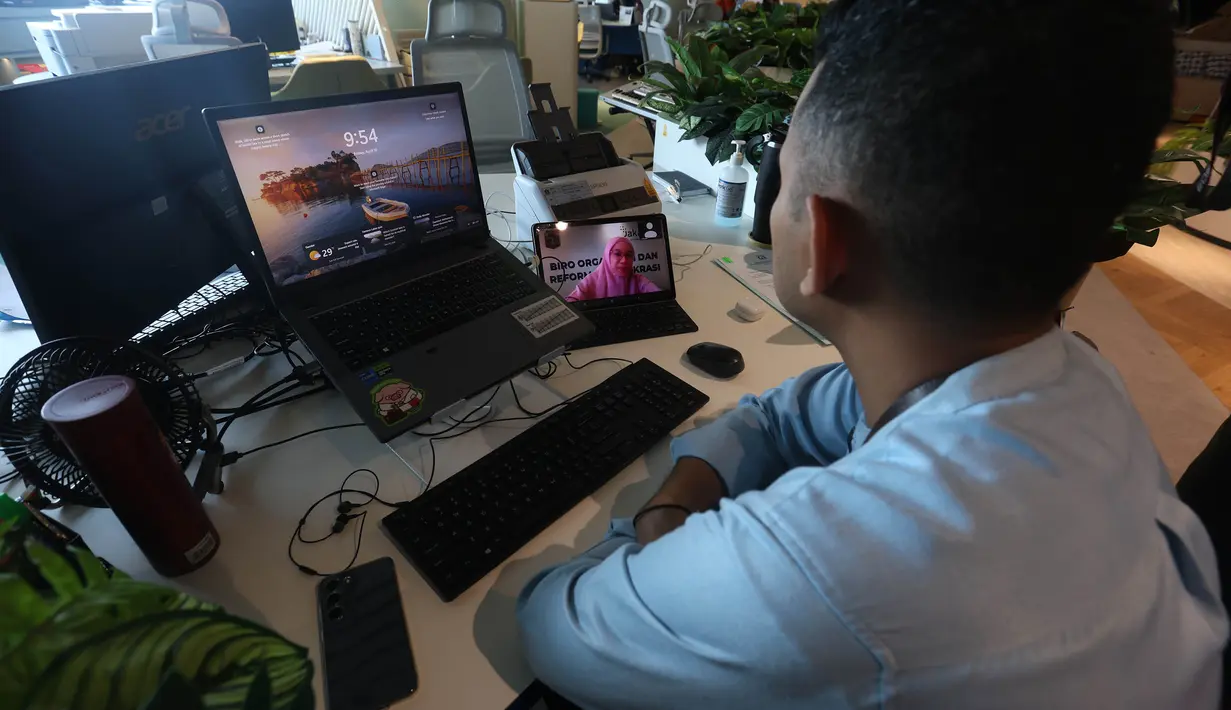 Saat WFH, ASN diwajibkan melaporkan kehadiran secara daring melalui aplikasi presensi mobile sebanyak dua kali, yakni pada pukul 06.00–08.00 WIB dan 16.00–18.00 WIB. Tampak dalam foto, suasana salah satu gedung di Balai Kota Jakarta saat hari pertama pelaksanaan kebijakan Work From Home (WFH) bagi Aparatur Sipil Negara (ASN) pada Jumat (10/4/2026). (Kapanlagi.com/Budy Santoso)