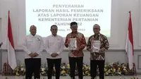 Menteri Pertanian Syahrul Yasin Limpo (Mentan SYL) menerima laporan hasil pemeriksaan keuangan Kementerian Pertanian tahun 2022 dari BPK.