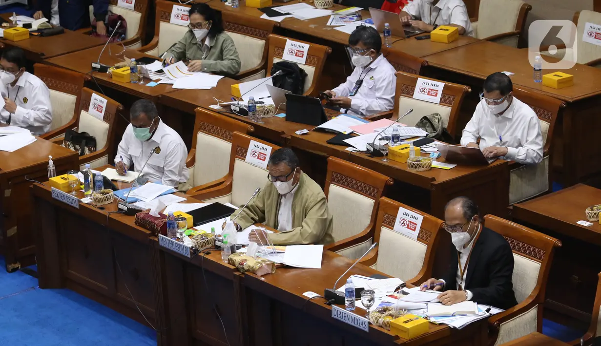 Menteri ESDM, Arifin Tasrif (kedua kanan) mengikuti rapat kerja dengan Komisi VII DPR di Kompleks Parlemen, Senayan, Jakarta, Selasa (19/1/2021). Rapat membahas strategis program kerja Kementerian ESDM tahun 2021 serta evaluasi kinerja Kementerian ESDM Tahun 2020. (Liputan6.com/Angga Yuniar)